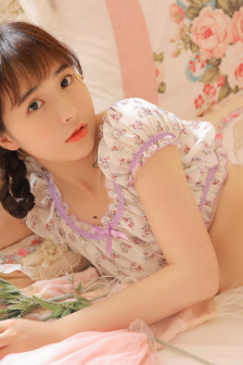 我穿着宽松的裙子里面空荡荡的